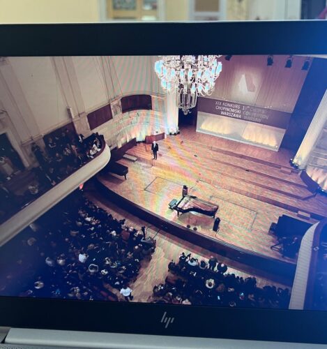 Nagły przypływ liści, kropel i nut