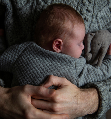 Ciało posklejane i trzymane